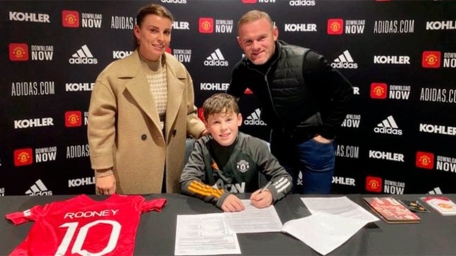El hijo de Wayne Rooney fichó por Manchester United