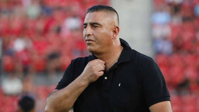 Jaime García, técnico de Ñublense, está hospitalizado por coronavirus