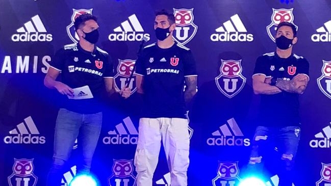 Universidad de Chile presentó su nueva camiseta que recuerda el título de 1994