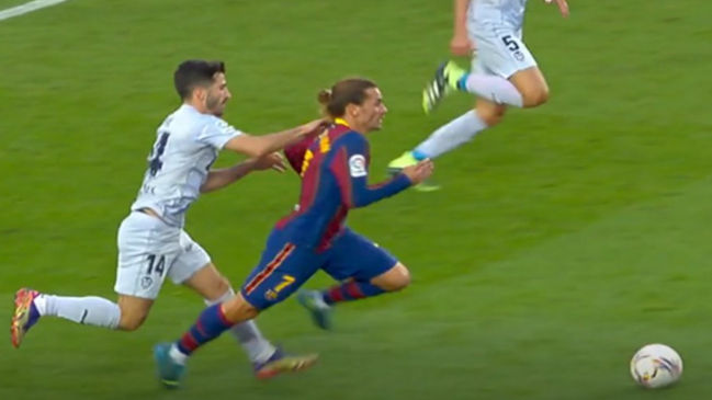 Lateral de Valencia se quejó de polémico penal a favor de Barcelona: Fue un partido loco