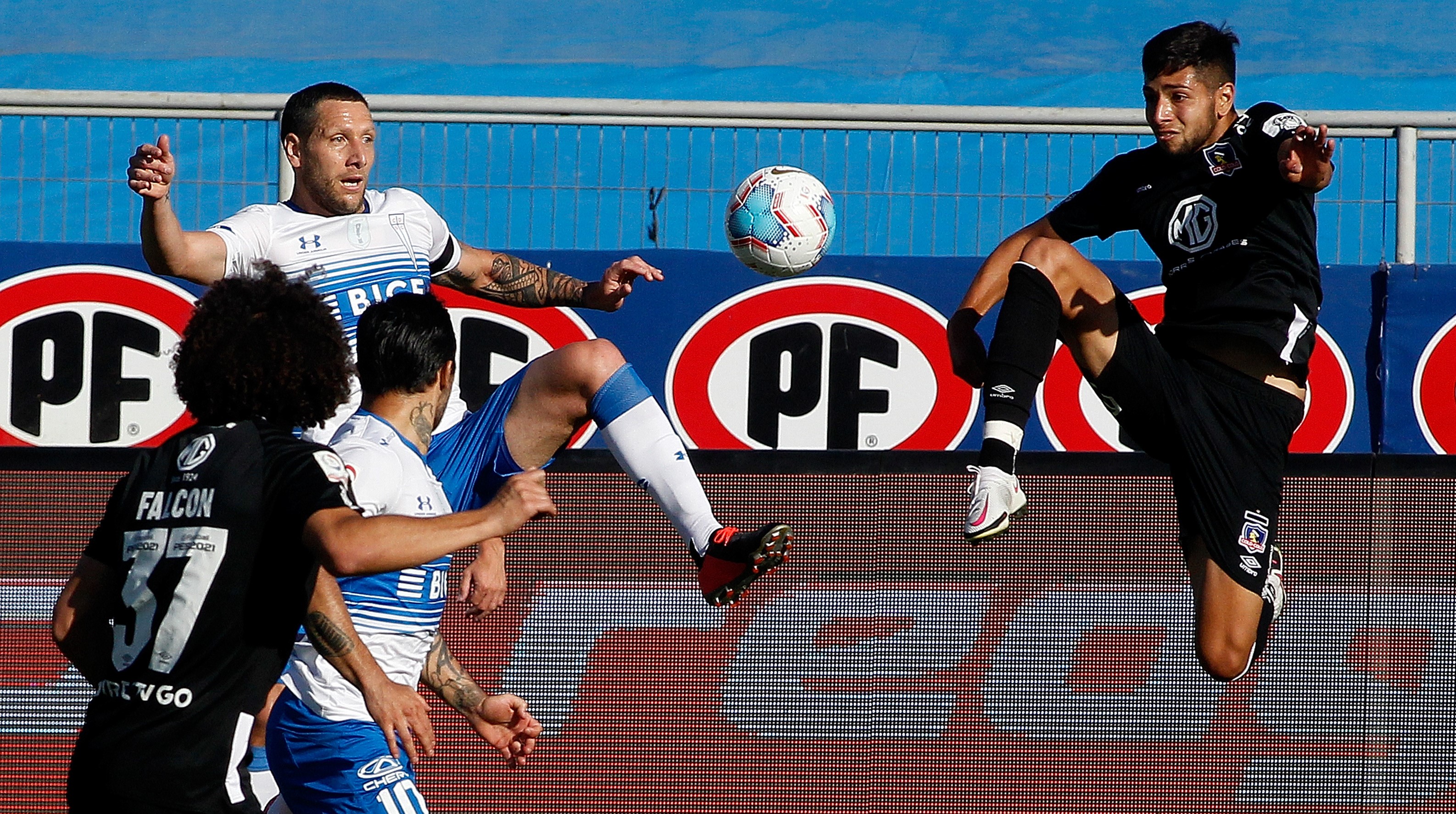 La “guerra” de reclamos de las cuentas oficiales de la UC y Colo Colo por el arbitraje