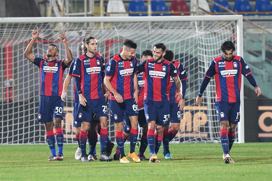 Crotone de Luis Rojas venció a Parma en la Serie A con un doblete de Messias