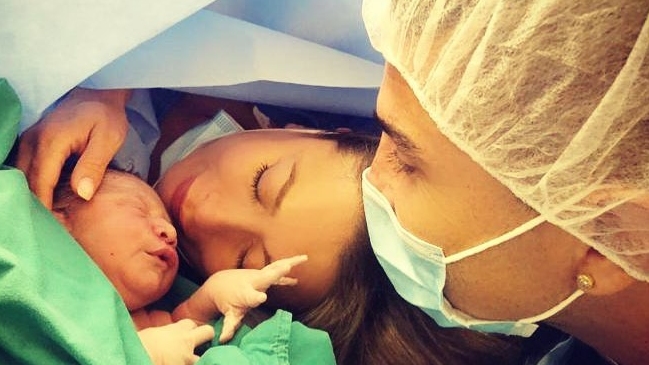 Felipe Flores se convirtió en padre junto a su pareja Claudia Rivera y “se preocupa de cada detalle”