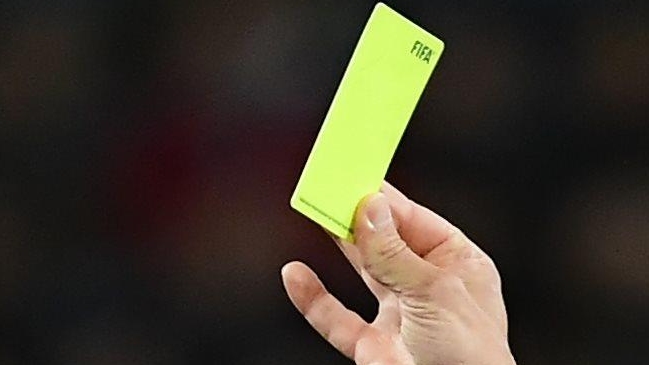 Liga belga se plantea castigar con amarilla a los jugadores que se abracen