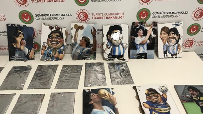 Incautaron cargamento de cocaína oculta en retratos de Maradona