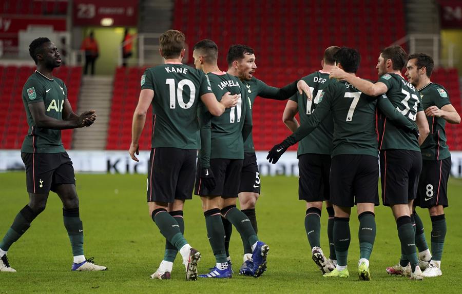 Tottenham eliminó a Stoke City de la Copa de la Liga inglesa con golazos de Bale, Davis y Kane