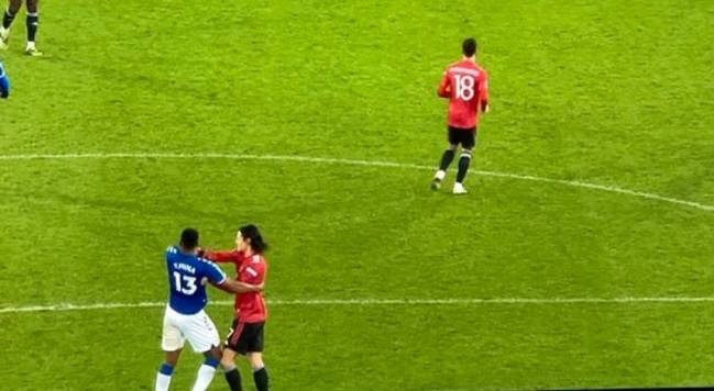 ¿Era para Roja? La agresión de Edinson Cavani a Yerry Mina en la Copa de la liga inglesa