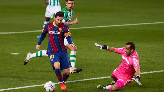 ¿Cuántas recibirá Bravo? Regalarán cervezas a porteros a los que Messi le anotó en Barcelona