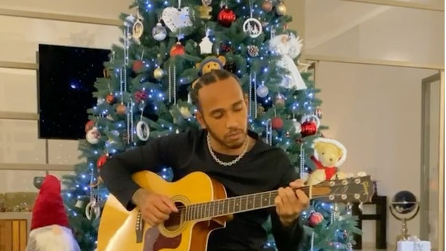 Lewis Hamilton se lució tocando la guitarra en su celebración de Navidad