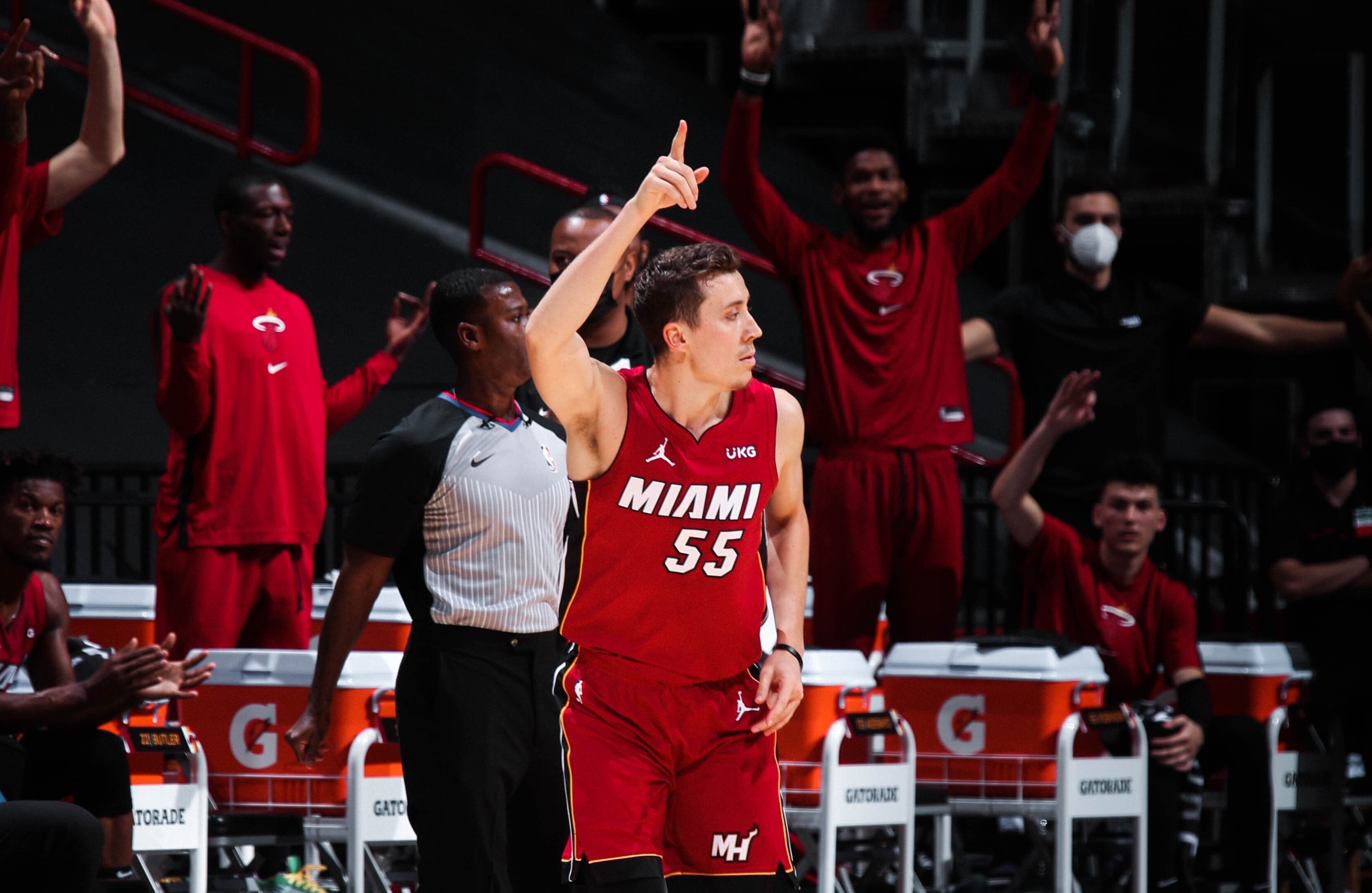 Duncan Robinson brilló con siete triples en triunfo de Miami Heat sobre los Pelicans