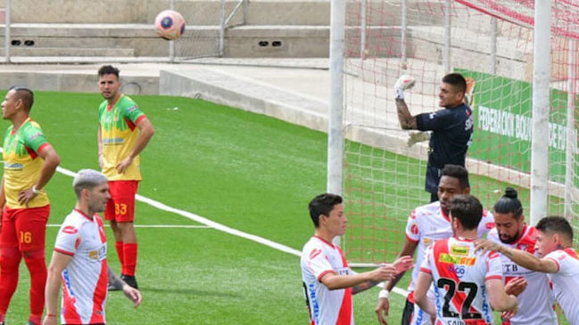 Claudio Santis recibió cuatro goles en derrota de Vinto ante Always Ready en la liga boliviana