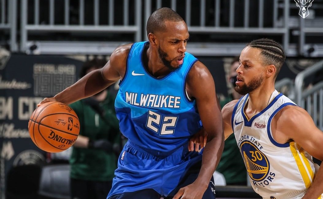 Khris Middleton se exhibió con 31 puntos en paliza de los Bucks a Golden State Warriors