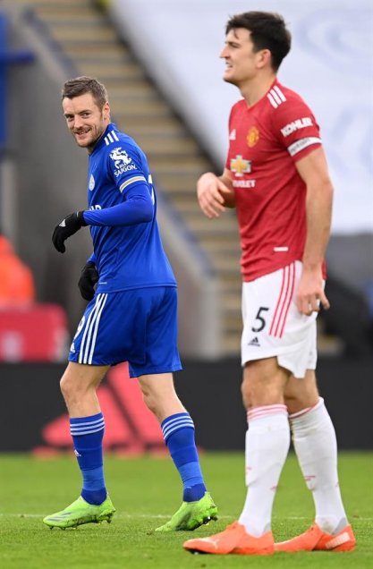 Leicester se mantuvo segundo en la Premier tras igualar ante Manchester United