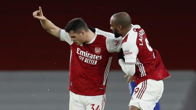 El golazo de tiro libre de Xhaka y el “afortunado” tanto de Saka en triunfo de Arsenal ante Chelsea