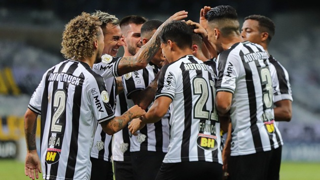 Eduardo Vargas fue titular en la victoria de Atlético Mineiro frente a Coritiba por el Brasileirao