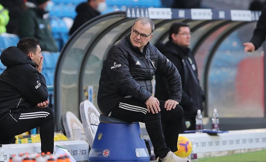 Leeds United de Marcelo Bielsa venció con polémica a Burnley y escaló en la Premier League