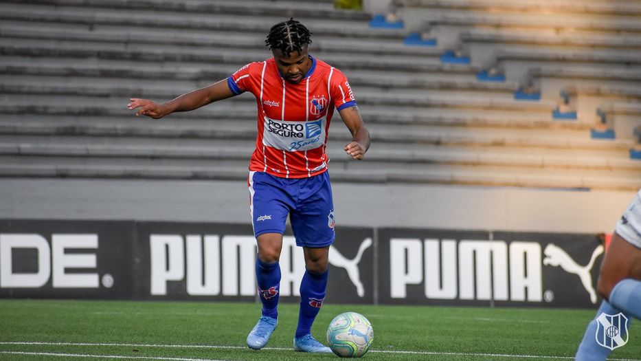 Conmoción en el fútbol uruguayo: Encontraron sin vida al defensor Maximiliano Pereira