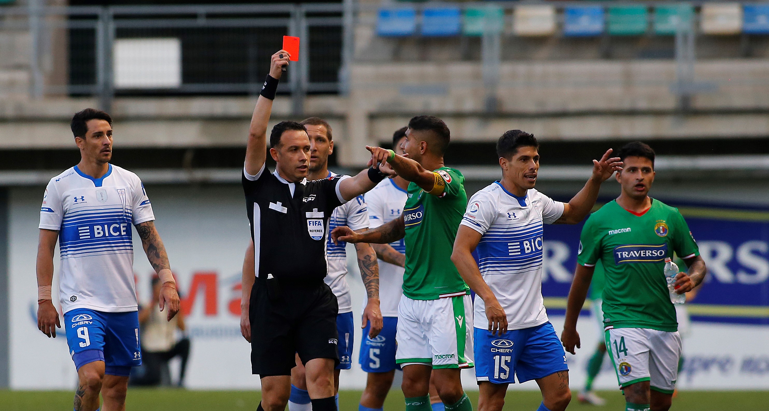 Hinchas de U. Católica y Audax destrozaron con críticas al árbitro Angelo Hermosilla