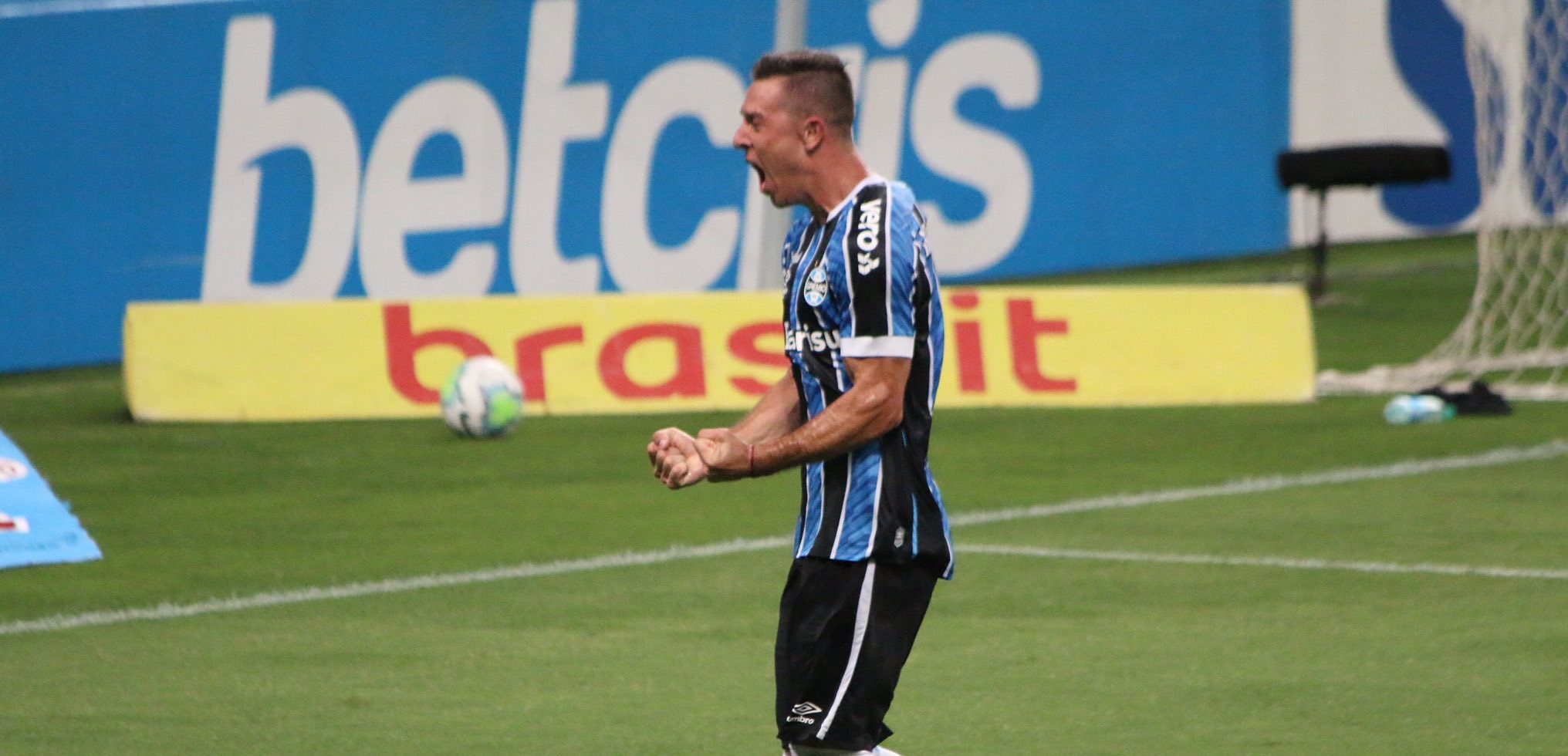 César Pinares asistió a Diego Churín en golazo de Gremio a Atlético Goianiense