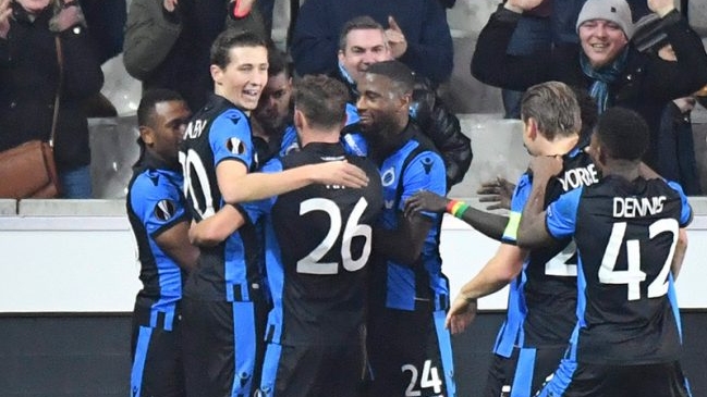 Liga belga sancionará con tarjeta amarilla y multa a quienes se abracen en las celebraciones