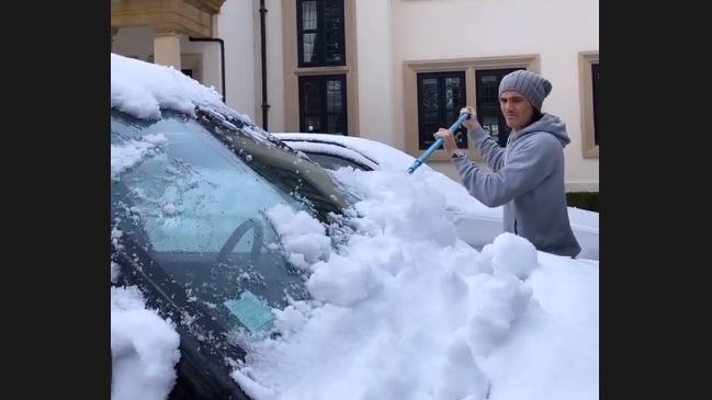 Edinson Cavani tuvo que limpiar la nieve de su auto