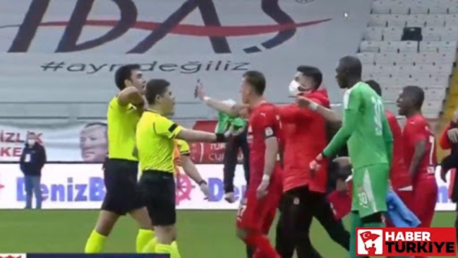 ¡Increíble! Un jugador le mostró al árbitro una jugada en su celular y terminó expulsado