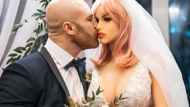 Se pinchó la esposa: El drama del fisicoculturista que se casó con una muñeca inflable