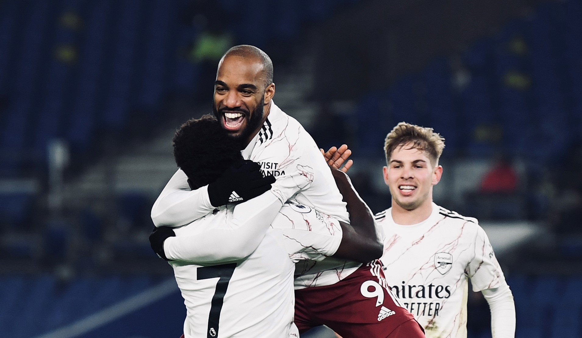 Alexandre Lacazette comandó la victoria de Arsenal ante Brighton en la Premier League