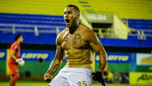 Casi desnudo: Jugador de Guaraní mostró más de lo que debía al celebrar gol ante Libertad
