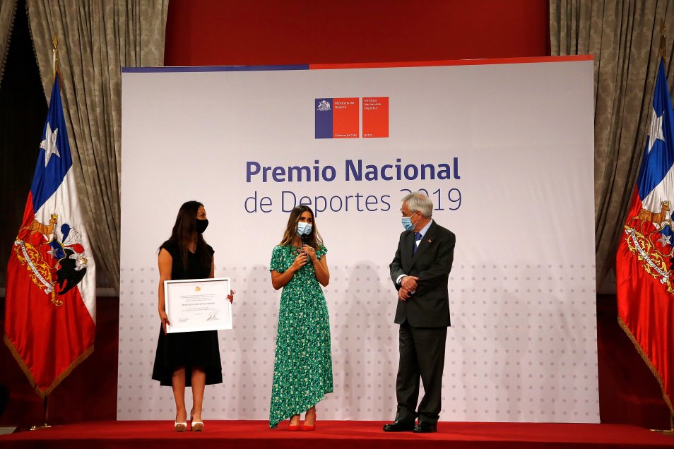Sebastián Piñera y Cecilia Pérez le entregaron el Premio Nacional del Deporte a Francisca Crovetto