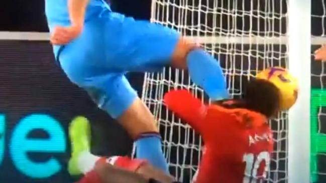 La durísima patada en el rostro que Craig Dawson le propinó a Che Adams