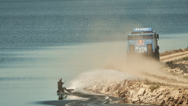 Inédito: Wakeboard fue remolcado por un camión a 80 kilómetros por hora