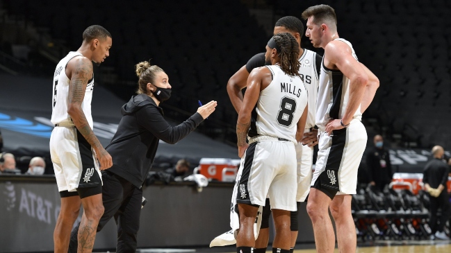Becky Hammon hizo historia en la NBA al ser la primera mujer en dirigir a un equipo
