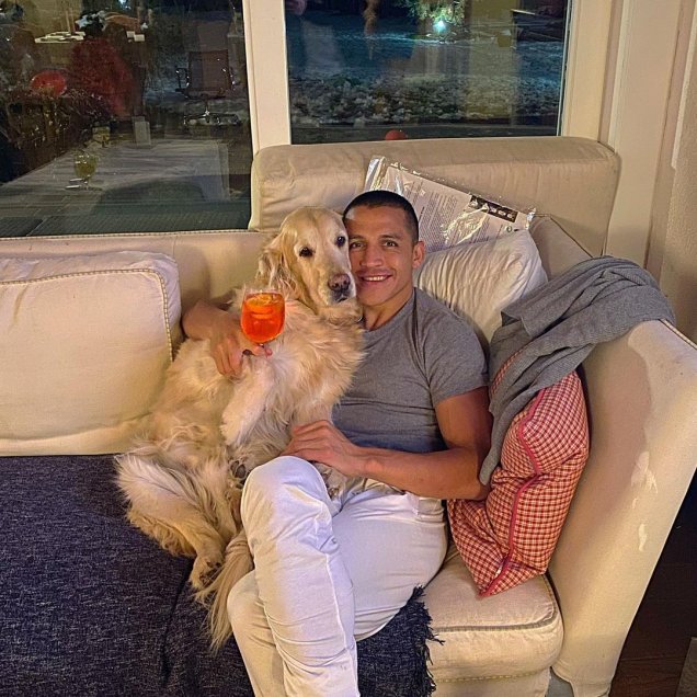 Con Atom y Humber: La celebración de Año Nuevo de Alexis Sánchez