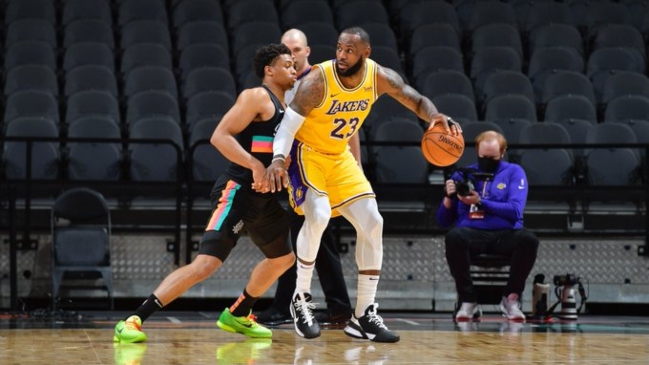 Los Lakers vencieron a San Antonio y ya son terceros en el Oeste