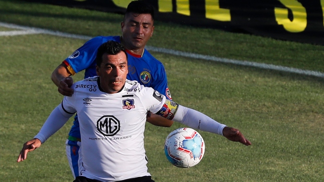 Esteban Paredes está dispuesto a renovar en Colo Colo incluso si hay descenso