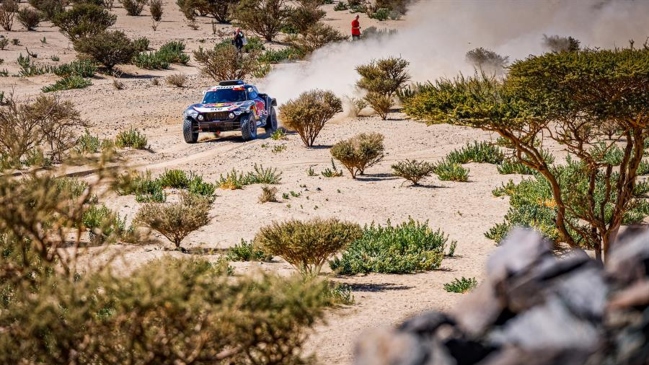 Carlos Sainz ganó la primera especial del Dakar y es líder en autos