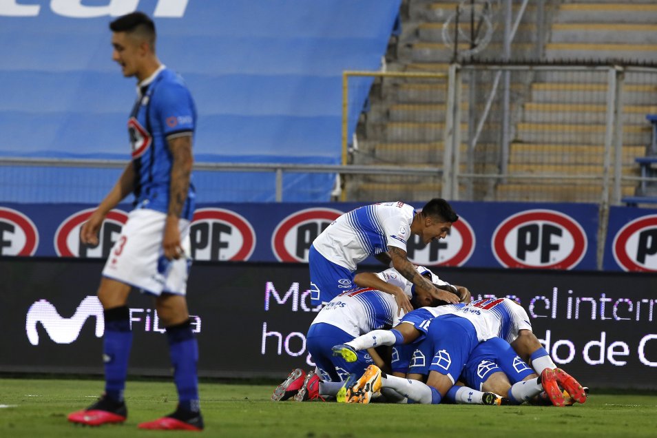 La acrobática celebración de Clemente Montes tras anotar en el duelo ante Huachipato