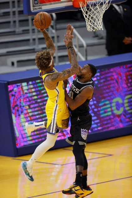 Stephen Curry volvió a pasar los 30 puntos en triunfo de Warriors ante Kings