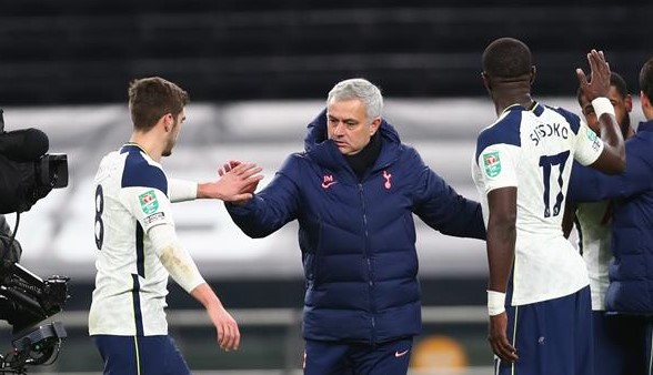 Tottenham de José Mourinho batió a Brentford y clasificó a la final de la Copa de la Liga