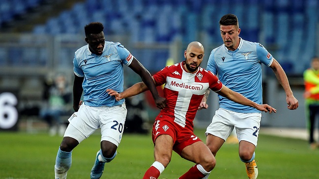 Erick Pulgar otra vez se quedó en la banca en ajustada caída de Fiorentina ante Lazio