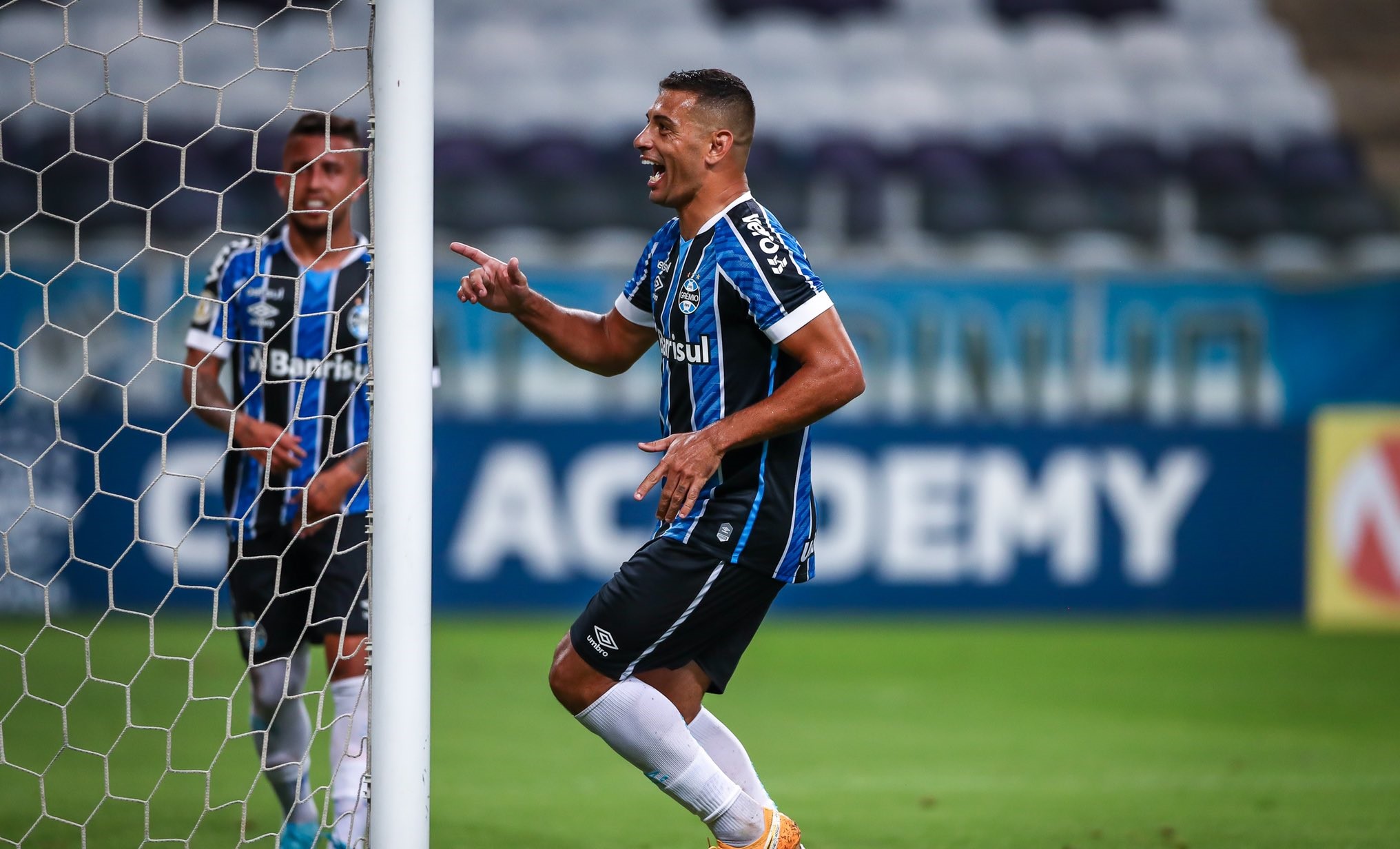 Gremio derrotó a Bahía con César Pinares en cancha y se metió en la lucha por el Brasileirao