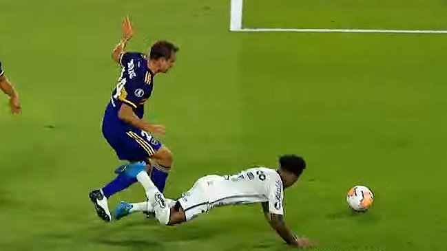 Conmebol liberó diálogo de Roberto Tobar con el VAR en polémica jugada de semifinal entre Boca y Santos