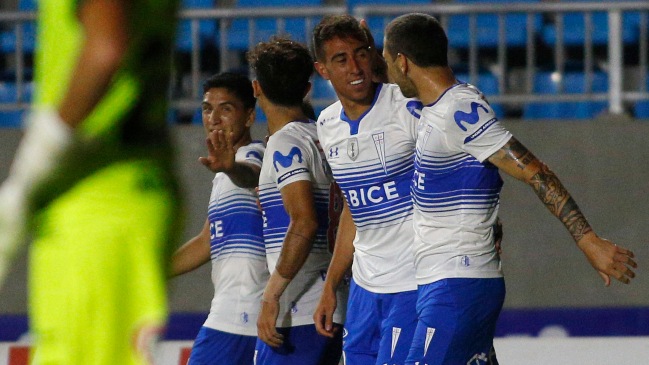 Diego Valencia abrió la cuenta para la UC ante Iquique en la primera pelota que tocó