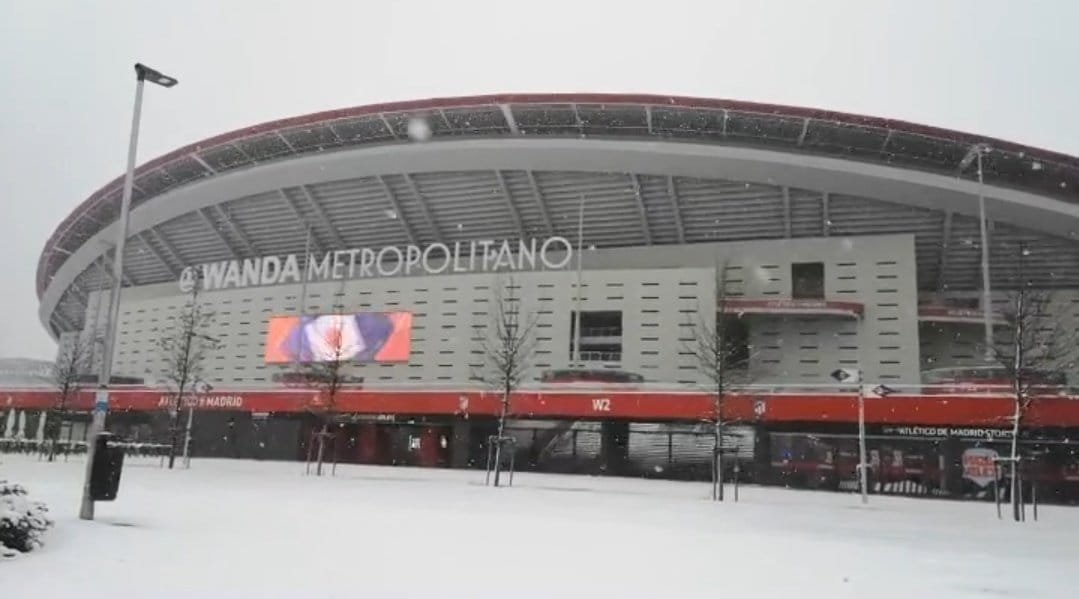 ¡Canchas bajo la nieve! La bella postal de los estadios en España