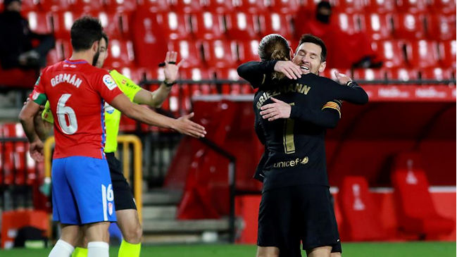 FC Barcelona se mantuvo cerca del liderato en la liga española tras golear a Granada