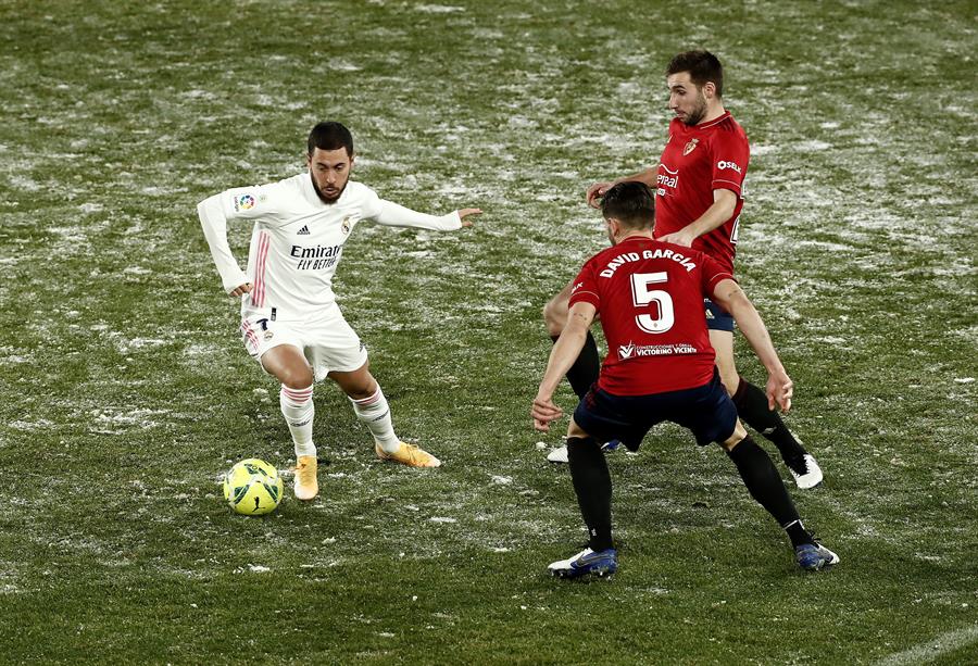 El frío y la nieve marcaron la igualdad de Real Madrid y Osasuna en Pamplona