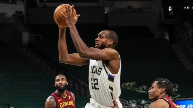 Milwaukee Bucks no extrañó a Antetokounmpo y se apoyó en Khris Middleton para vencer a Cleveland