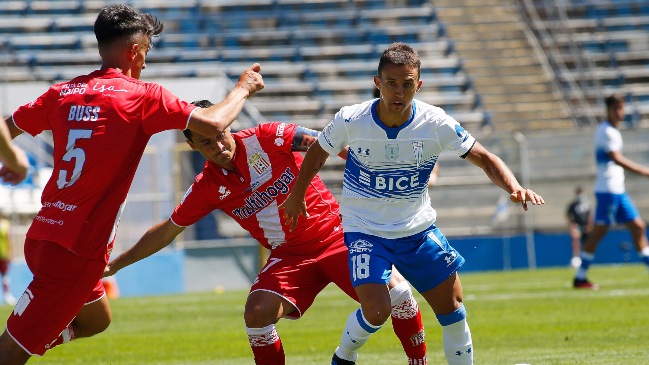 Universidad Católica tropezó con Curicó Unido, pero sumó un punto más en su lucha por el título