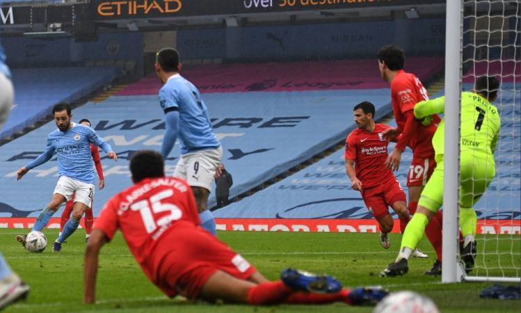 Bernardo Silva comandó el avance de Manchester City en la FA Cup ante Birmingham